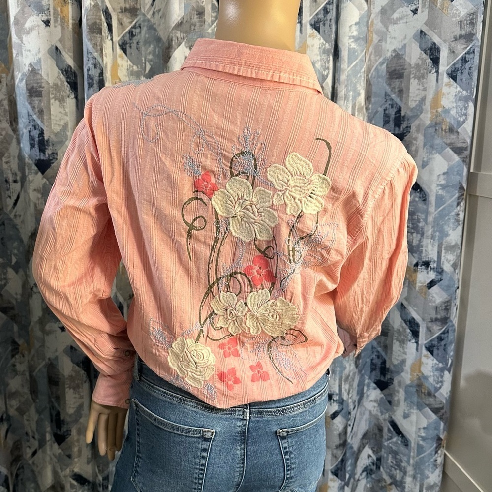 Ariat women’s fitted western style with flower embroidery dark pearl snaps